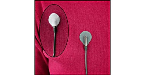 Como esconder o microfone de lapela na roupa.